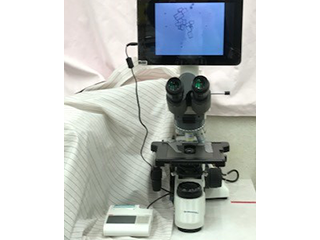 顕微鏡と尿化学分析装置
