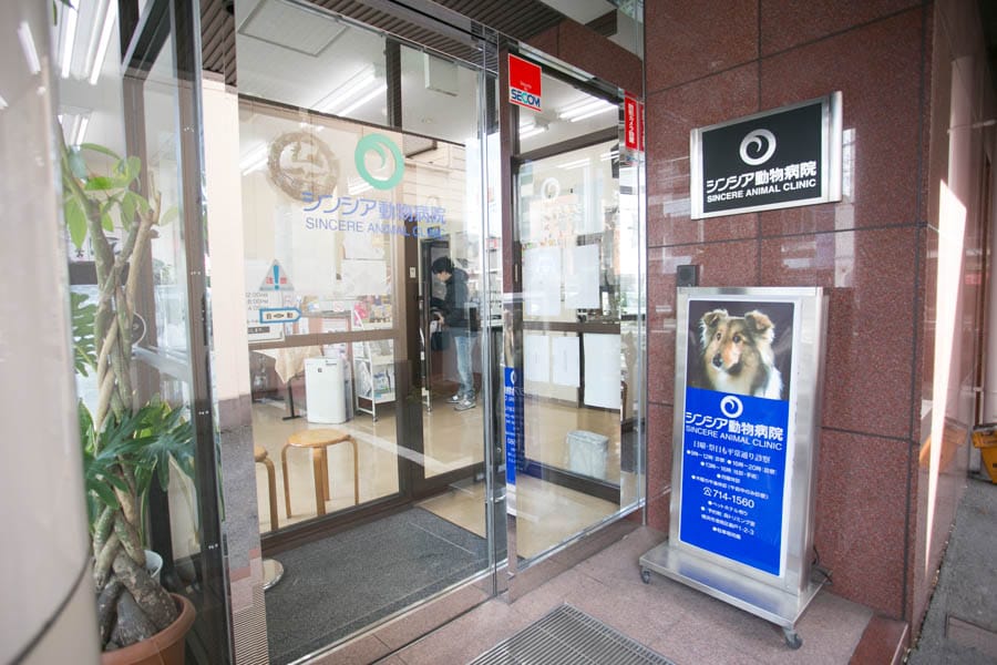 入口は二重扉なので安心です